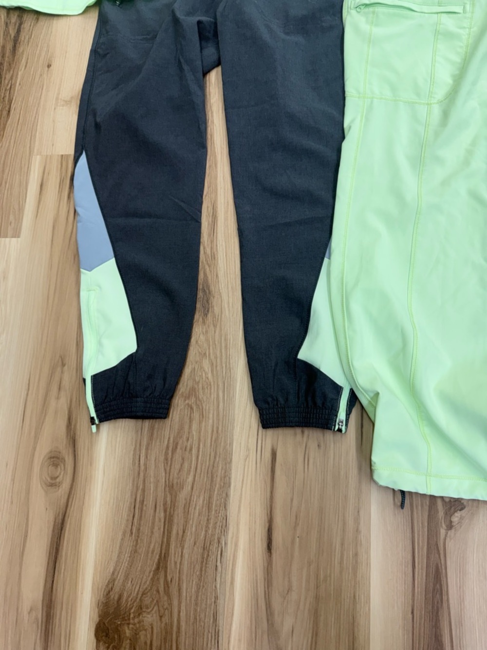 Women’s Two-Tone Mint & Black Medical Scrub Set J6 - Picture 3 of 7